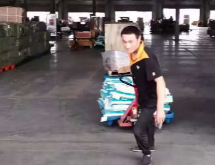 條件差的地面，該怎么使用手動液壓搬運車