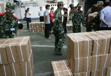 成捆高考試卷太重，印刷廠職工使用手動液壓搬運車更省力