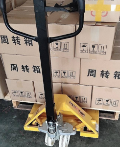 工廠庫房比較擁擠，用手動托盤搬運車比較適宜