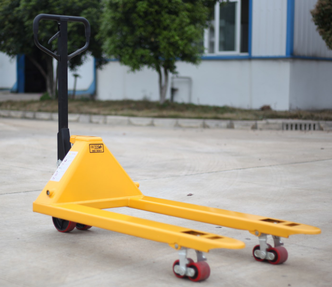 石家莊小區(qū)封控，手動(dòng)叉車搬運(yùn)生活用品緩解壓力